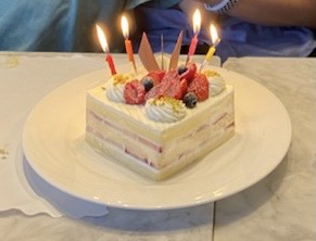Hpcj特典で誕生日ケーキを頂いた ヒルトンお台場ビュッフェレストラン Manatravel